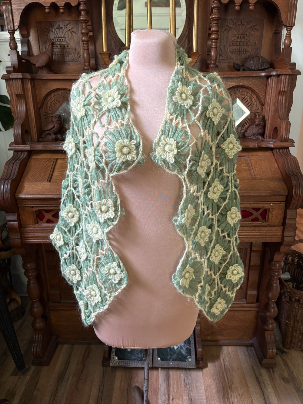 Handmade Retro Vintage 70s Green and Yellow Floral Open-Knit Women's Shawl
